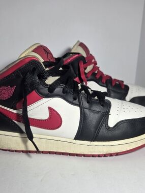 Nike Air Jordan 1 Mid Bred Toe White Black Red 554725-016 Size 6.5Y Women’s 8